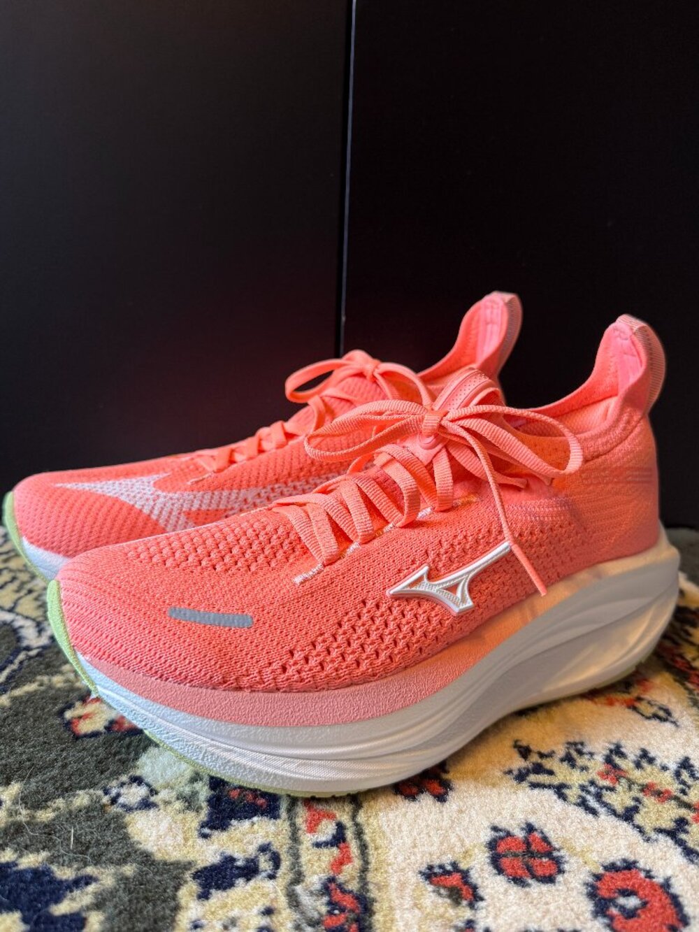 Women's Mizuno Neo Vista 3 size 8 (B medium regular width) Flamingo Coral White